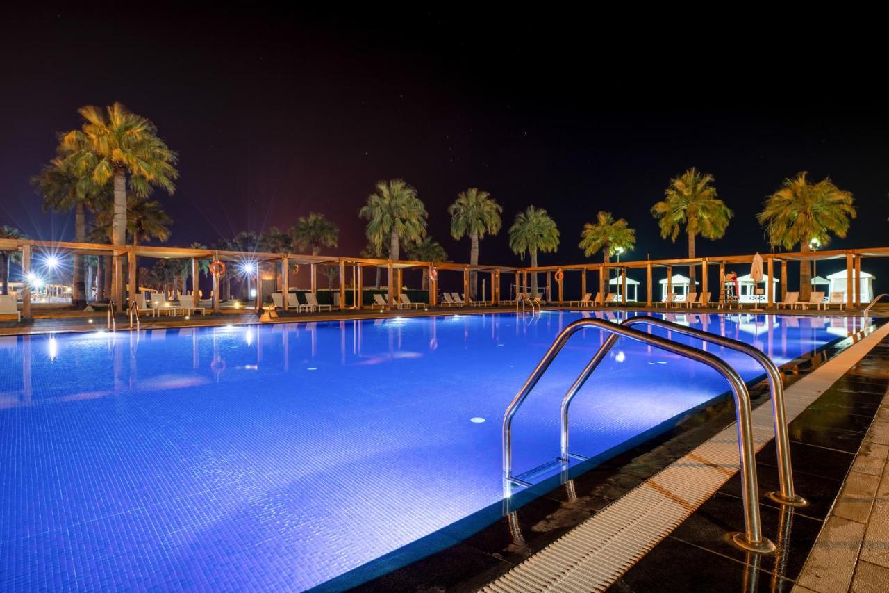 Sealine Beach, A Murwab Resort Mesaieed Ngoại thất bức ảnh A swimming pool at night