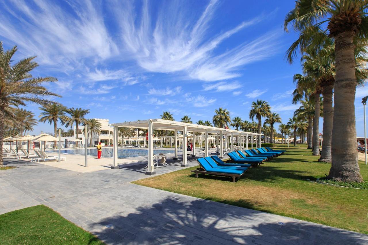 Sealine Beach, A Murwab Resort Mesaieed Ngoại thất bức ảnh The swimming pool at the resort
