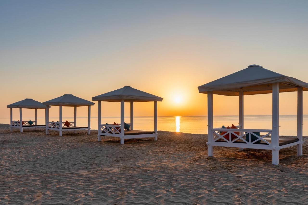 Sealine Beach, A Murwab Resort Mesaieed Ngoại thất bức ảnh Sunset at the beach