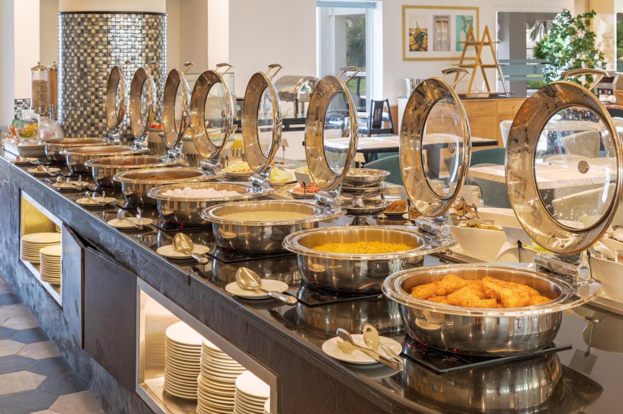 Sealine Beach, A Murwab Resort Mesaieed Ngoại thất bức ảnh A buffet at a hotel