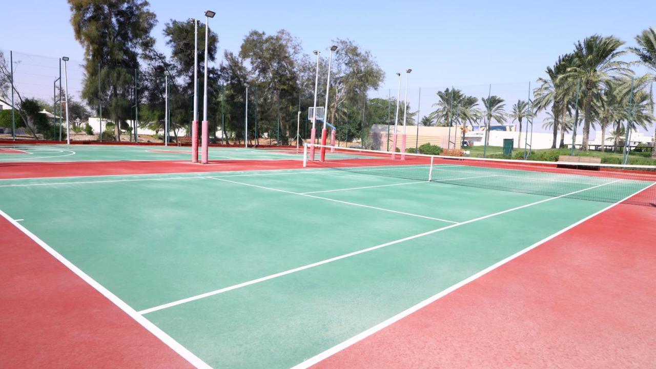 Sealine Beach, A Murwab Resort Mesaieed Ngoại thất bức ảnh Tennis courts at the club