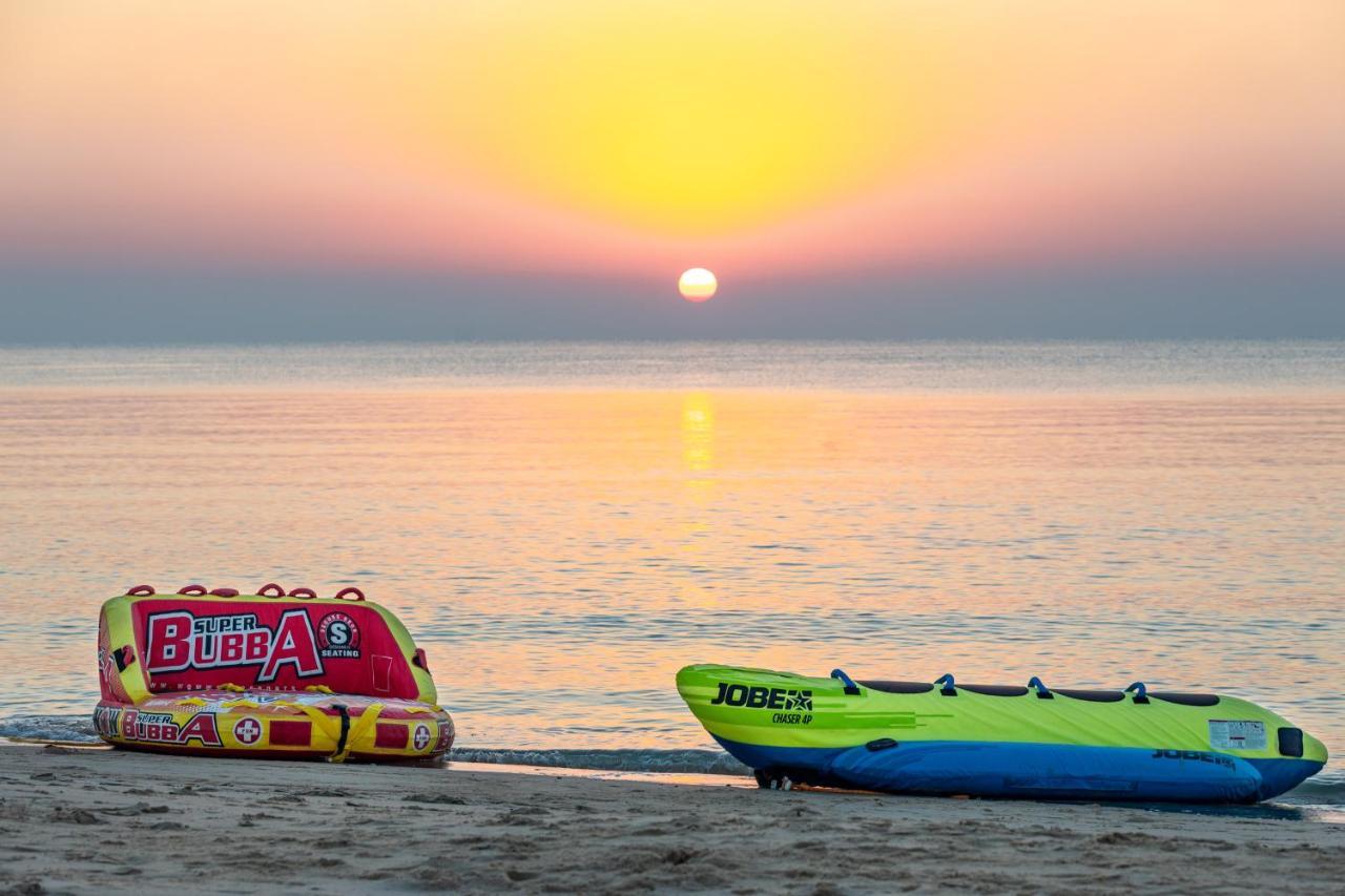 Sealine Beach, A Murwab Resort Mesaieed Ngoại thất bức ảnh Sunset at the beach